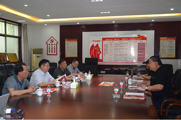 臨汾市市場監(jiān)督管理局局長、非公企業(yè)黨委書記張東紅<br>在科海集團調研非公黨建工作